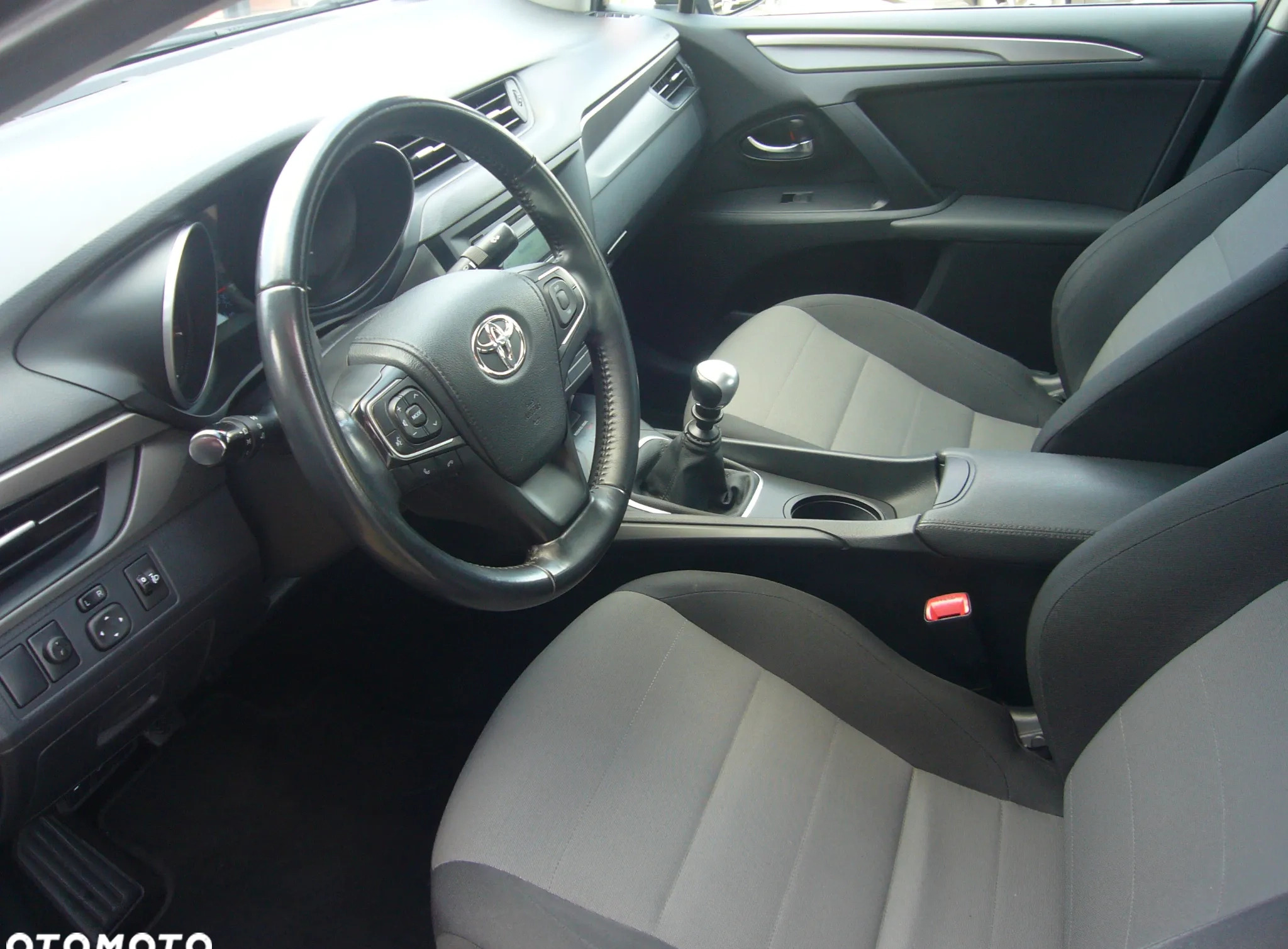 Toyota Avensis cena 48500 przebieg: 195000, rok produkcji 2017 z Piotrków Kujawski małe 211